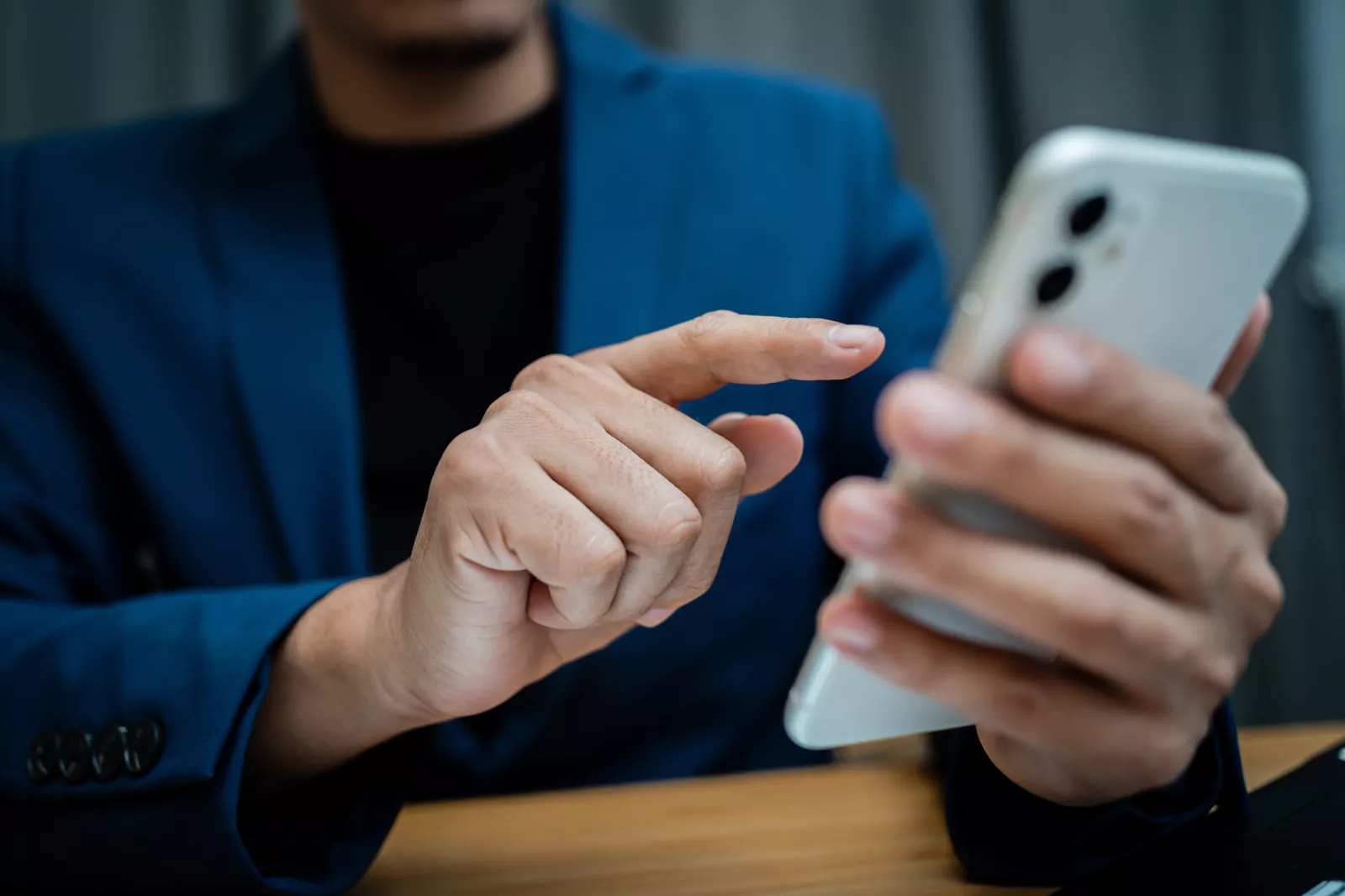 a-man-in-a-blue-suit-is-pointing-at-his-cell-phone-2025-04-30-21-59-43-utc affichage dynamique